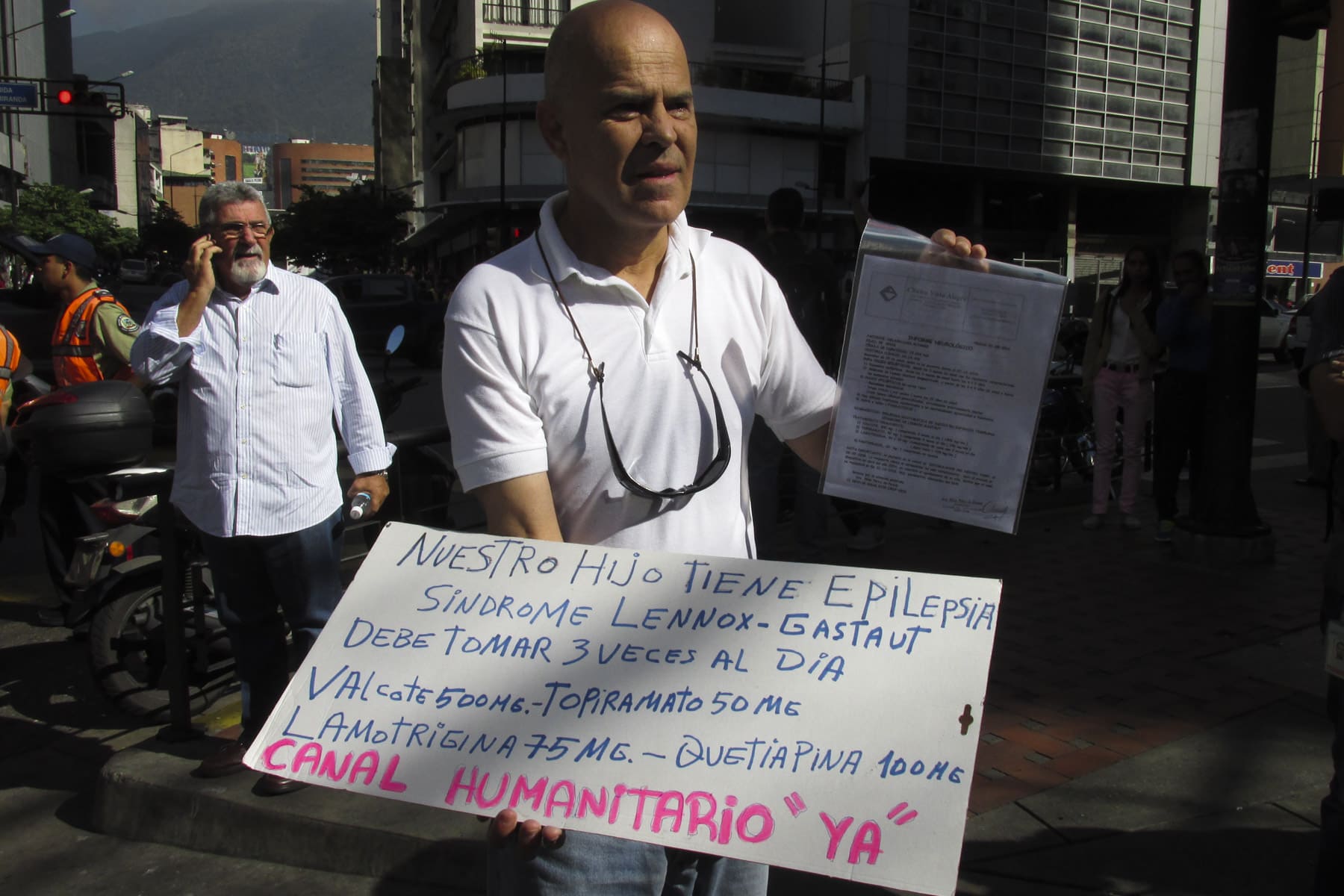 Nelson Álvarez da voz a su hijo que, padeciendo epilepsia severa, sufre hasta cien convulsiones al día por falta de los medicamentos que requiere. Foto: Crónica Uno / Mariana Mendoza
