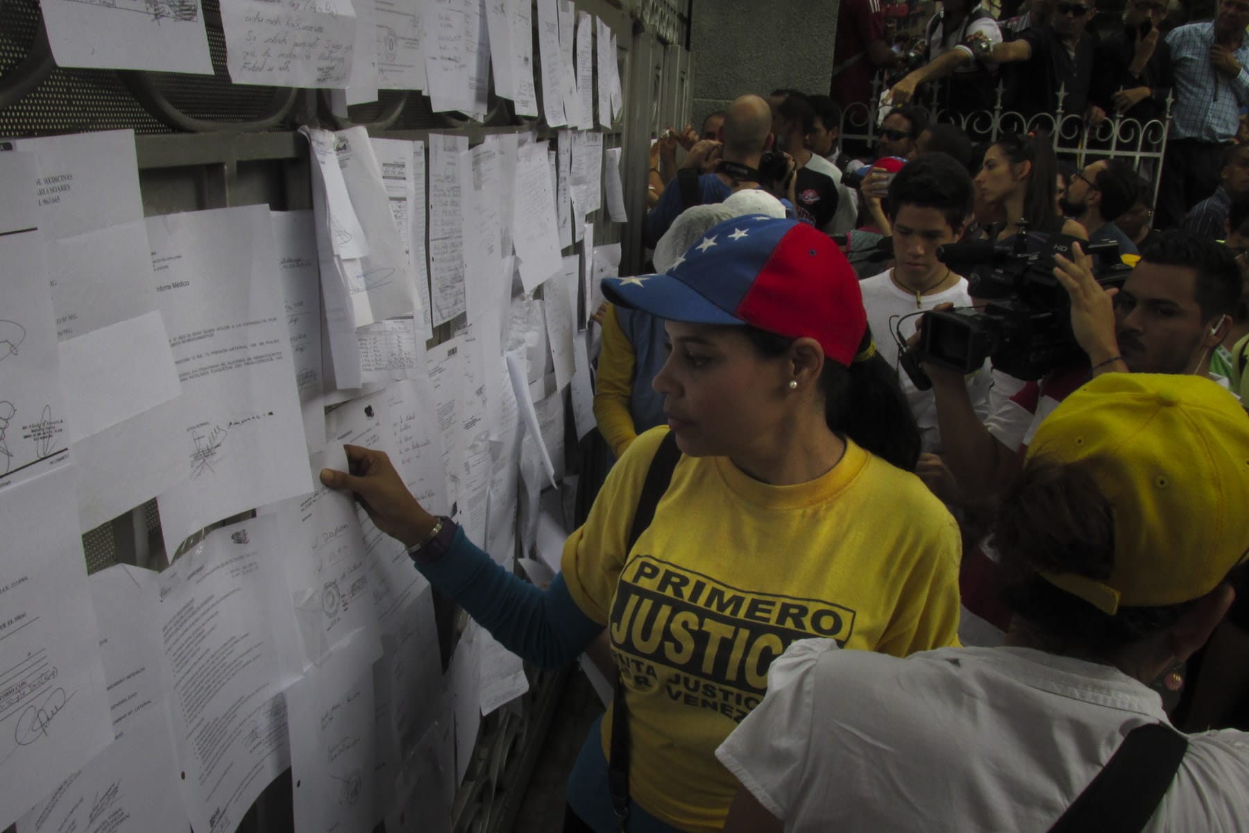 Los marchistas forraron con récipes médicos el portón de la Nunciatura. Foto: Crónica Uno / Mariana Mendoza