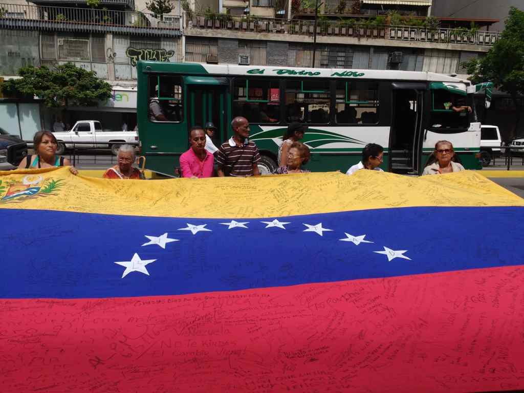 Pensionados no dejarán la calle hasta lograr publicación de la ley de bonos img_20161125_120257739.jpg