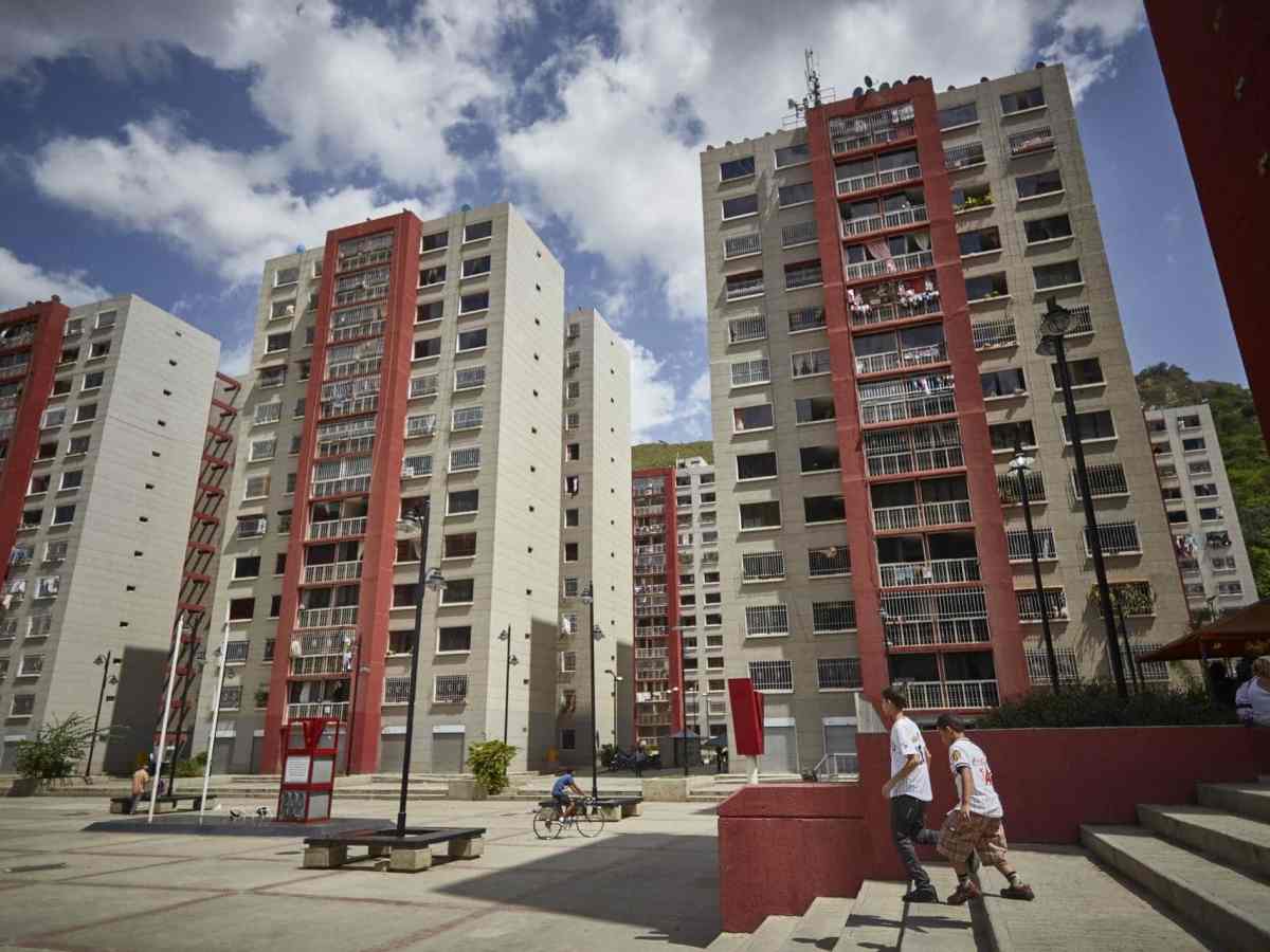 La torre 19 de este urbanismo, según los vecinos, está completamente invadida. Cristian Hernández/Crónica Uno