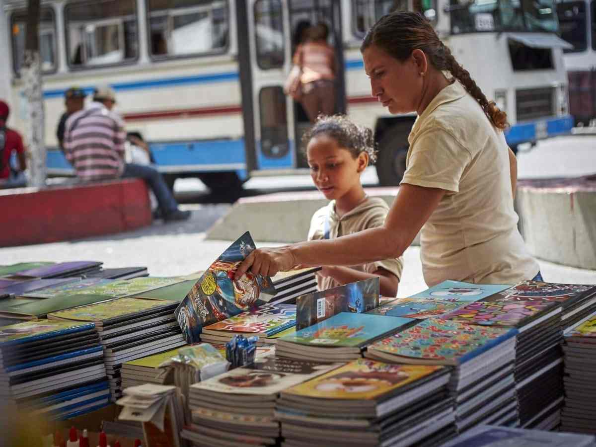 Emprendedores se las ingenian para fomentar la lectura con libros a bajo costo para celebrar este 23 de abril