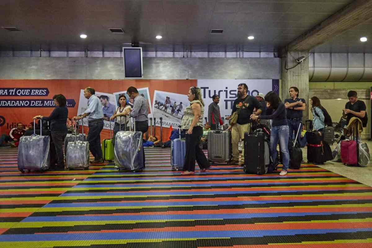 Ciudadanos emigran para resolver la situación económica de sus familias en Venezuela