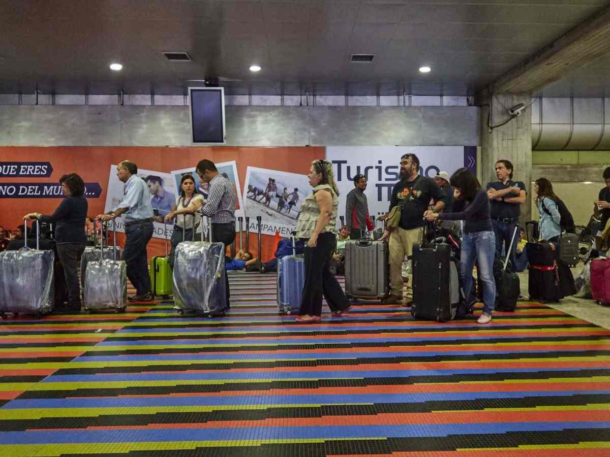 Ciudadanos emigran para resolver la situación económica de sus familias en Venezuela