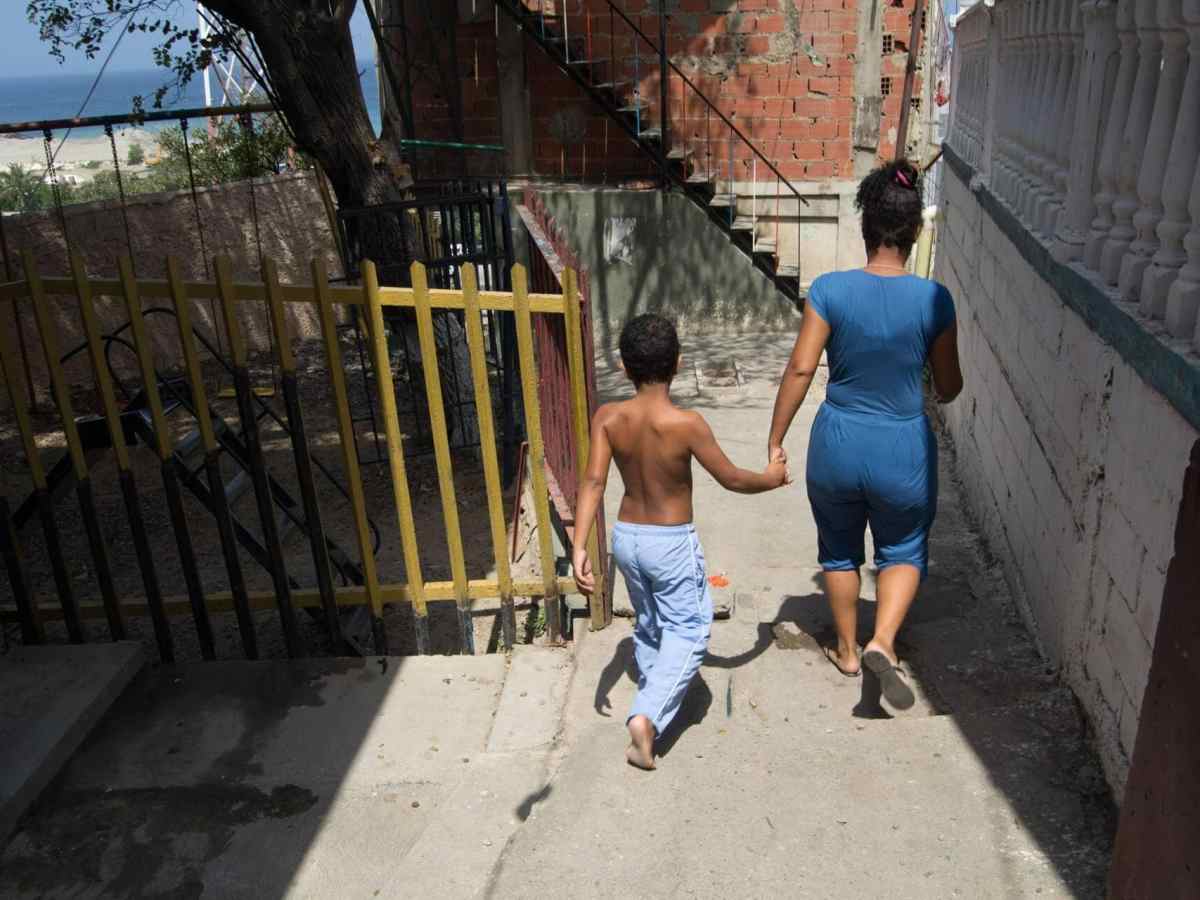 a tres madres/huérfanos de madre