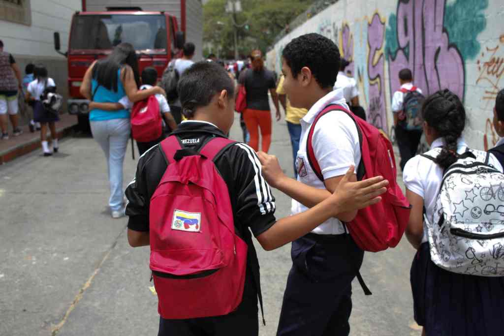 Crisis educativa obliga a madres a enseñar en casa para evitar el rezago académico de sus hijos
