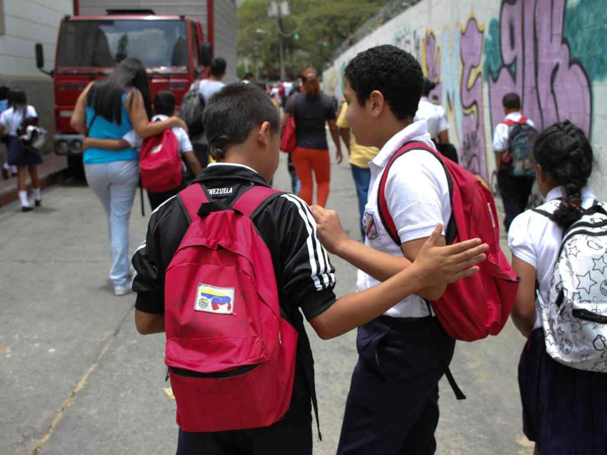 Crisis educativa obliga a madres a enseñar en casa para evitar el rezago académico de sus hijos