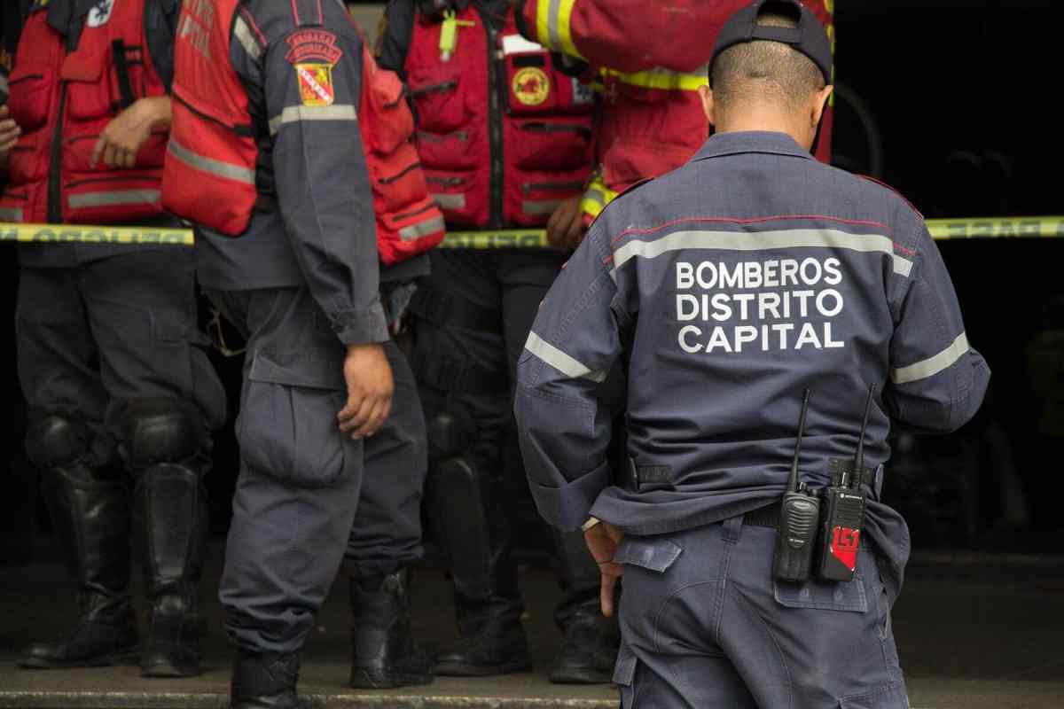 14 bomberos aislados