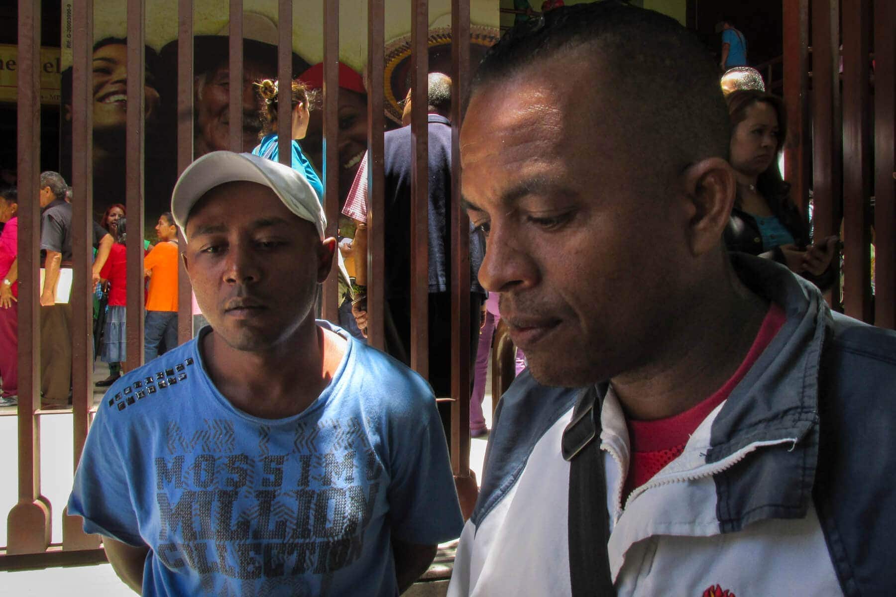 Jóvenes venezolanos buscan empleo con desesperación para sortear crisis económica