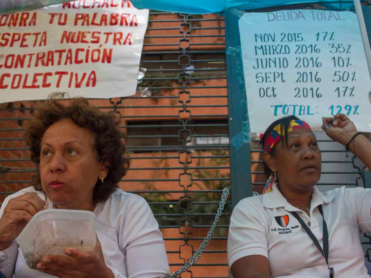 Docentes exigen el pago total correspondiente a la deuda salarial generada desde octubre de 2016