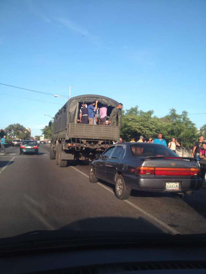 Camiones de transporte en Vargas