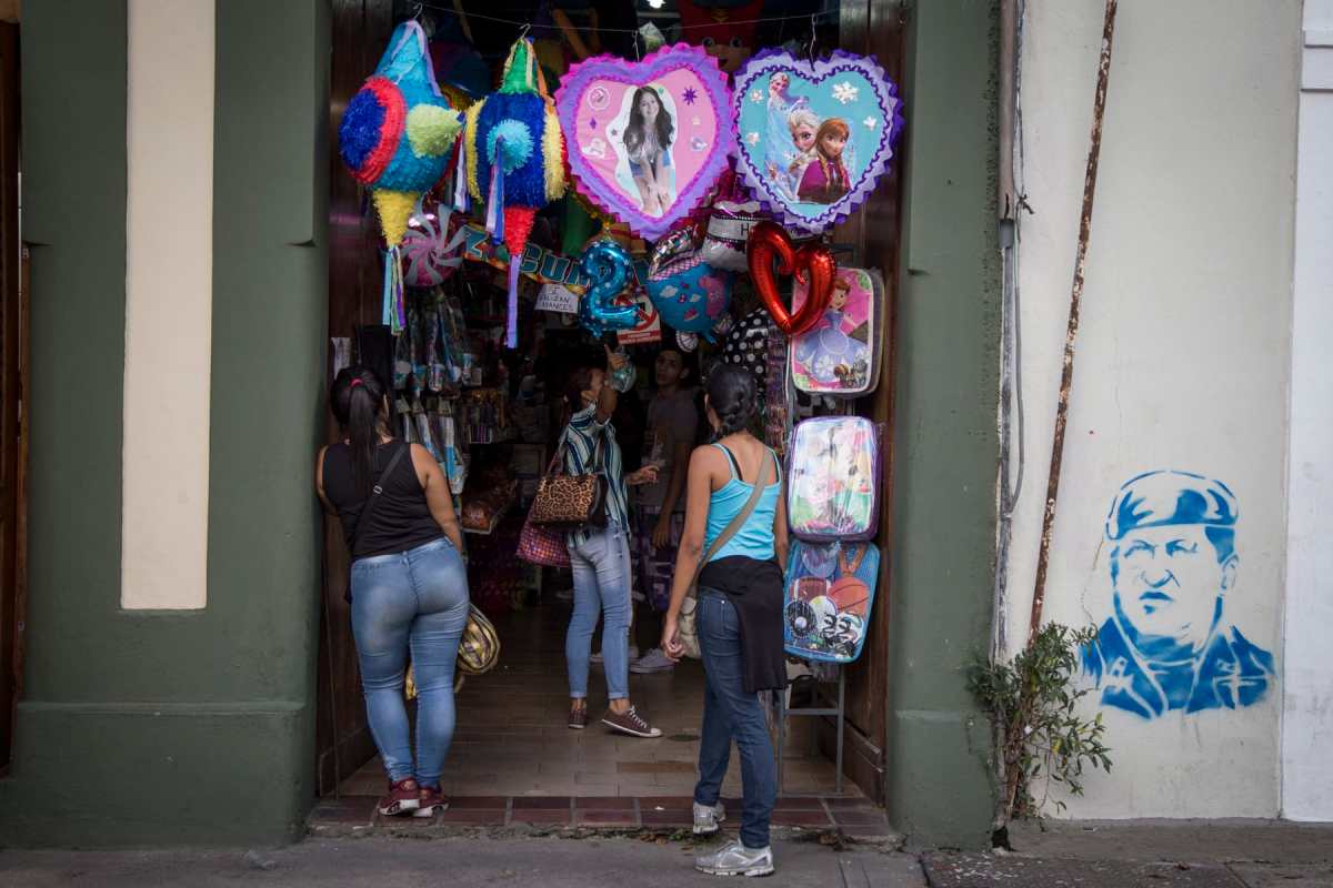 Piñaterias, Piñatas.