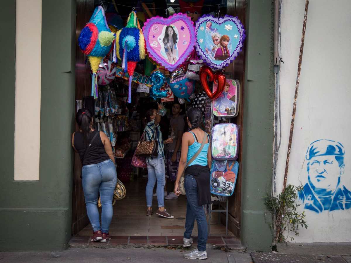 Piñaterias, Piñatas.