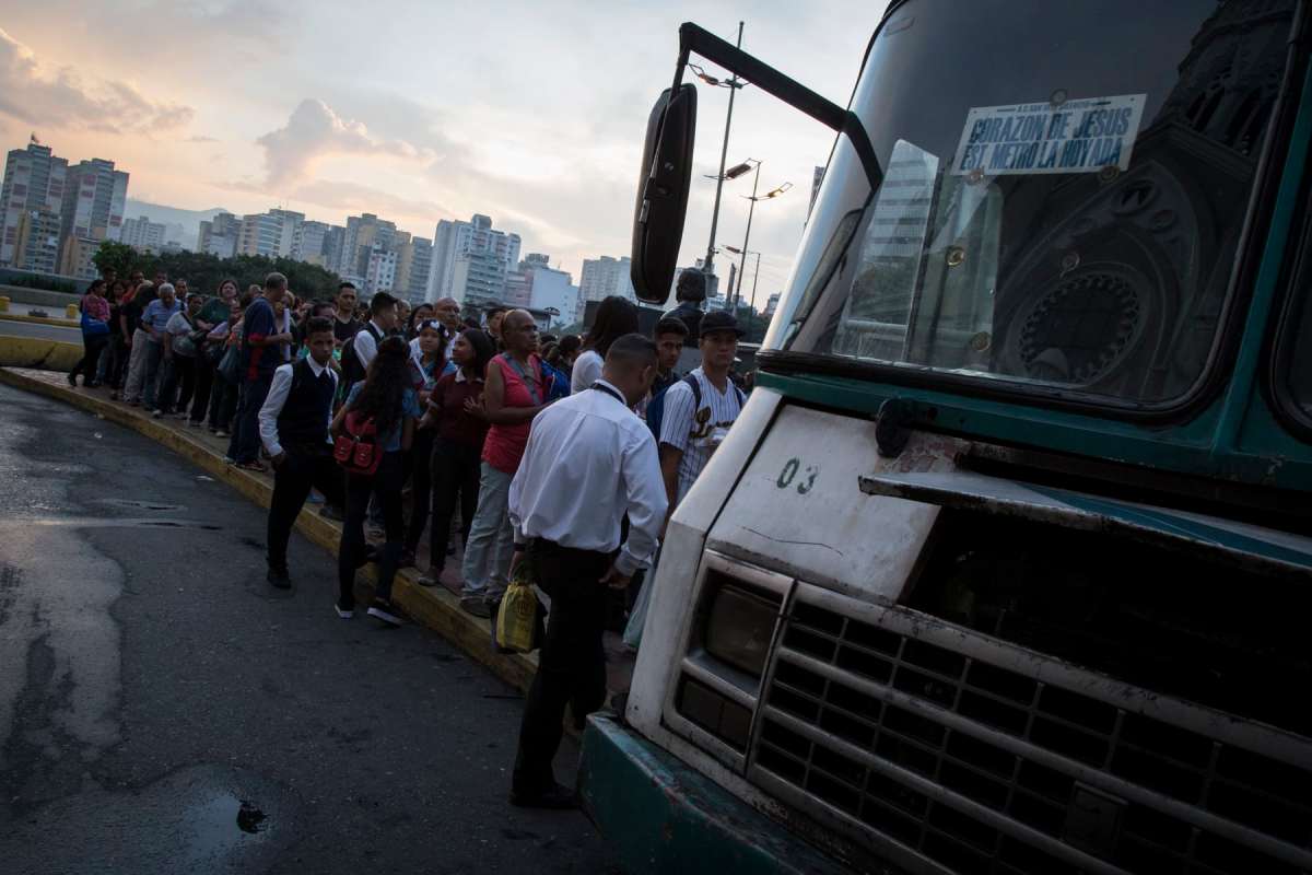 Colas transporte publico, la hoyada