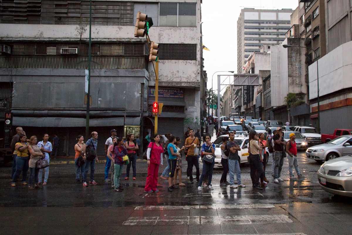 Usuarios recorrieron hasta tres paradas para poder movilizarse en Caracas