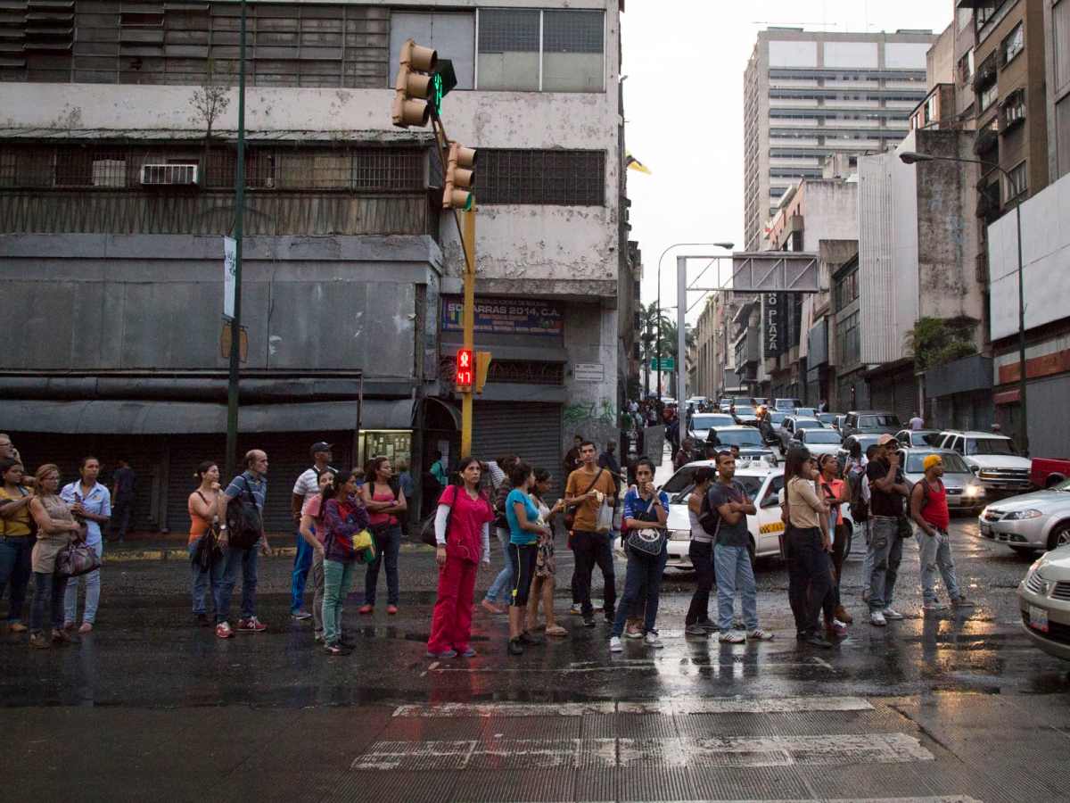 Usuarios recorrieron hasta tres paradas para poder movilizarse en Caracas