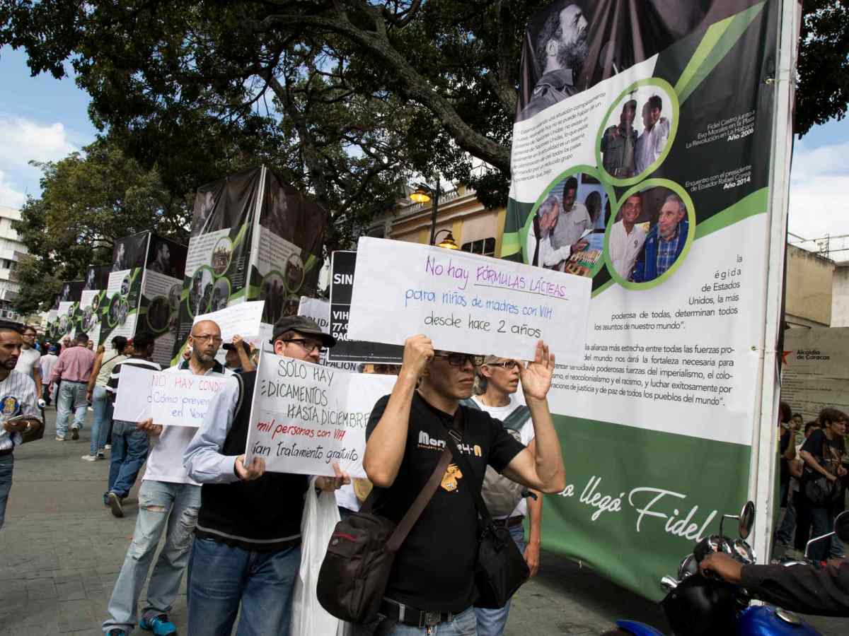 Protesta, pacientes con VIH exigen medicinas.