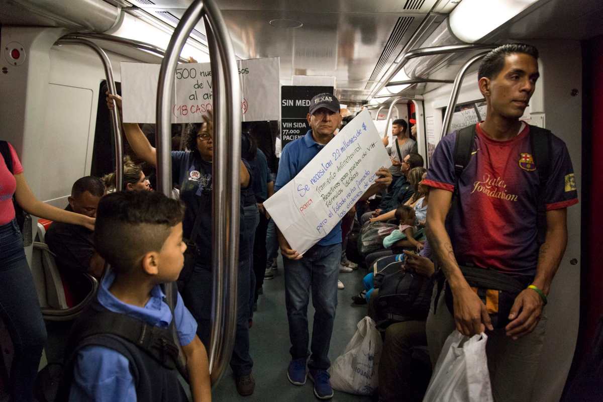 Protesta, pacientes con VIH exigen medicinas.
