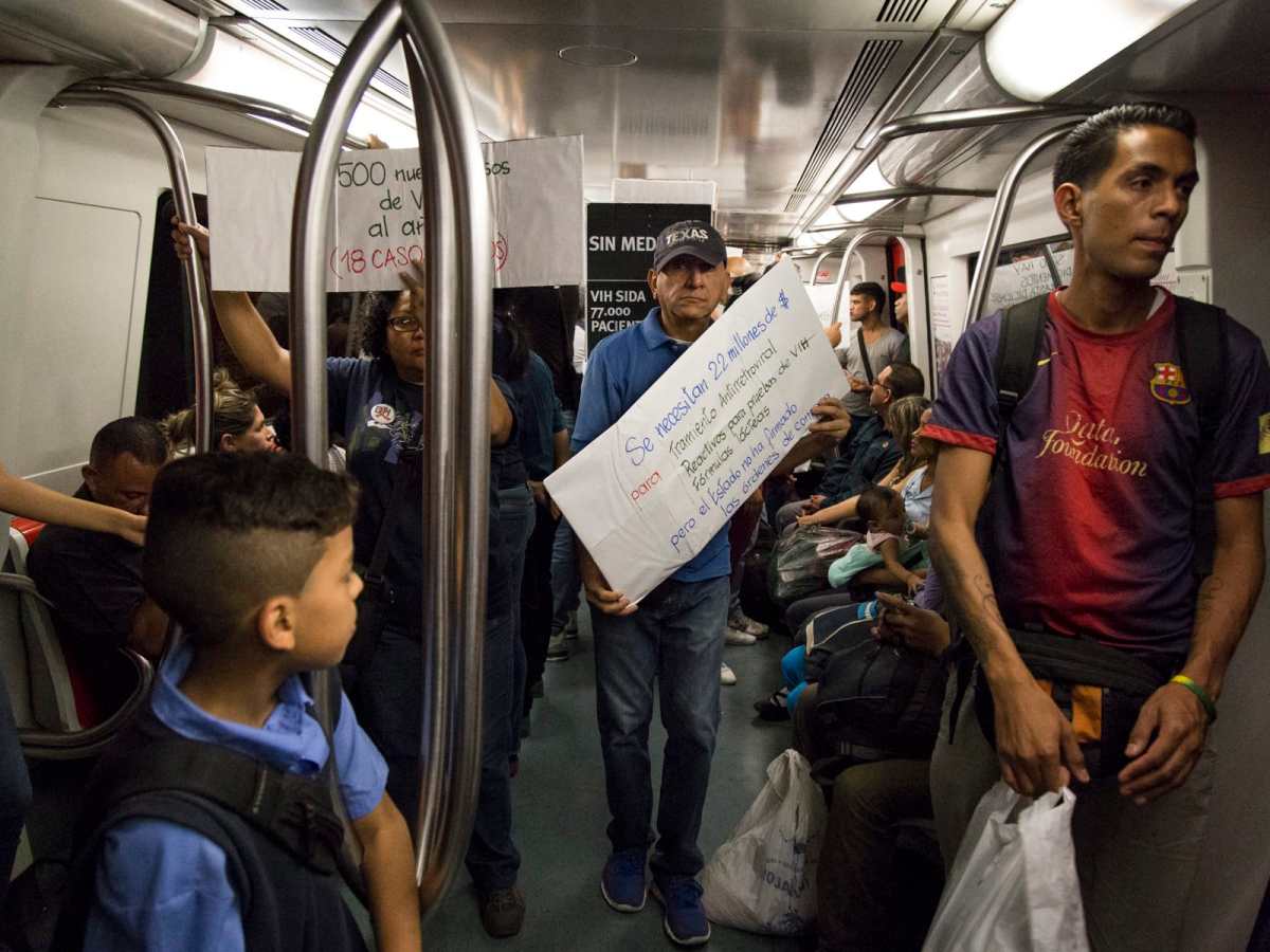 Protesta, pacientes con VIH exigen medicinas.
