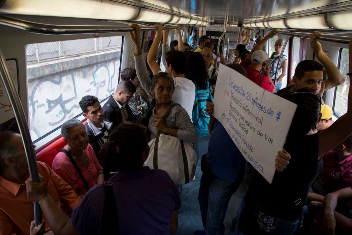 Protesta, pacientes con VIH exigen medicinas.
