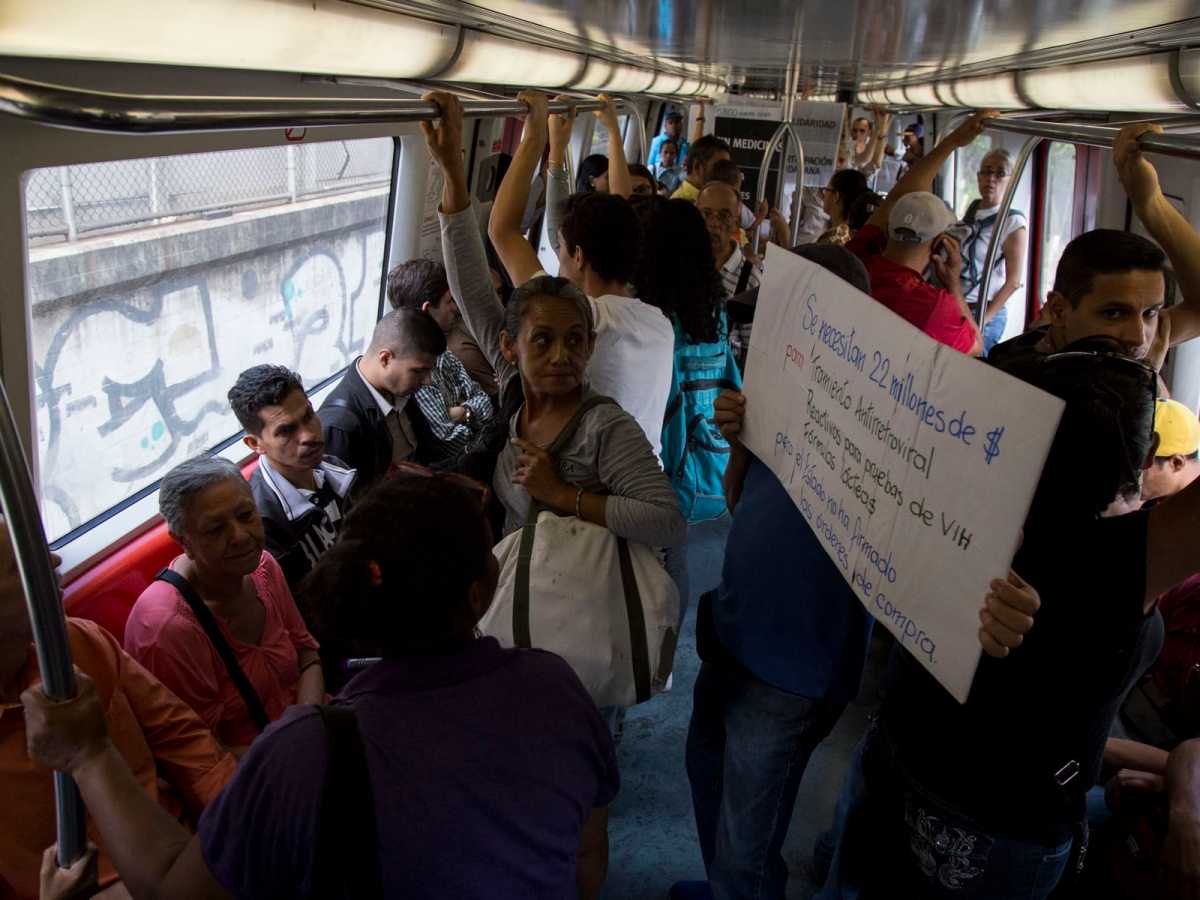 Protesta, pacientes con VIH exigen medicinas.
