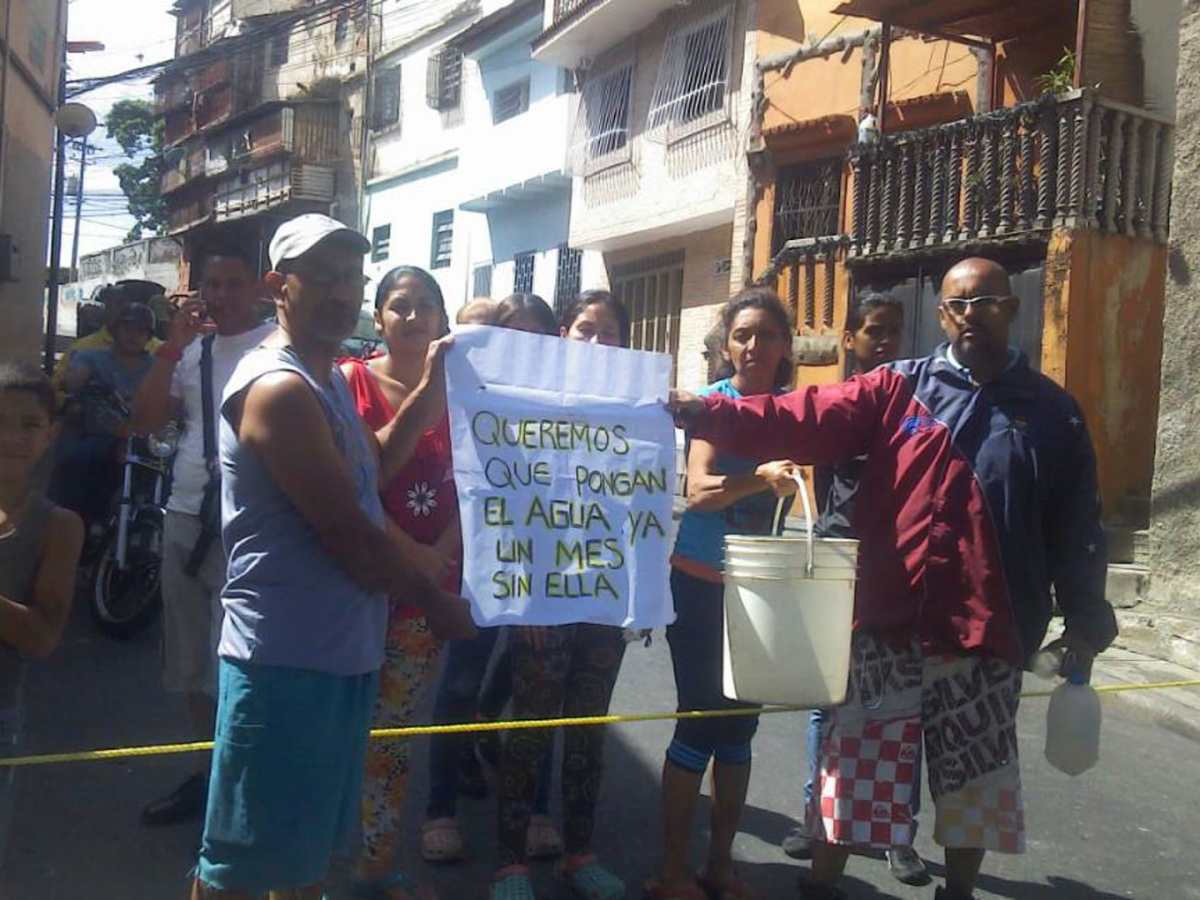 protesta por falta de agua en Cotiza