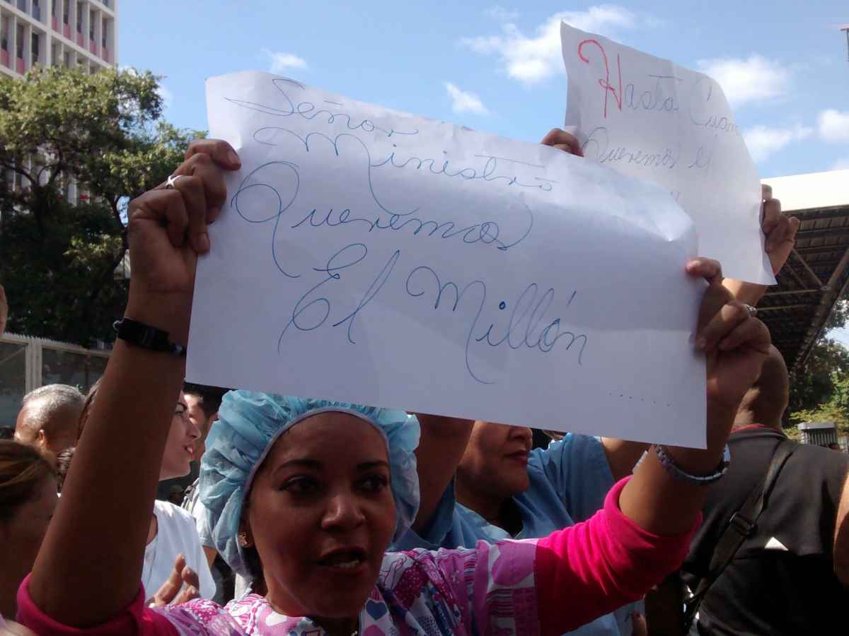 Trabajadores salud reclaman bono navideño