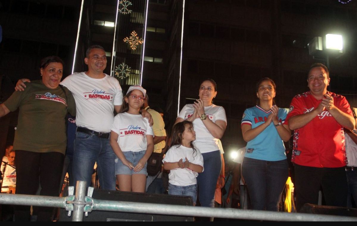 Pedro Bastidas celebra reelección con su familia y gobernador de Aragua Marco Torres