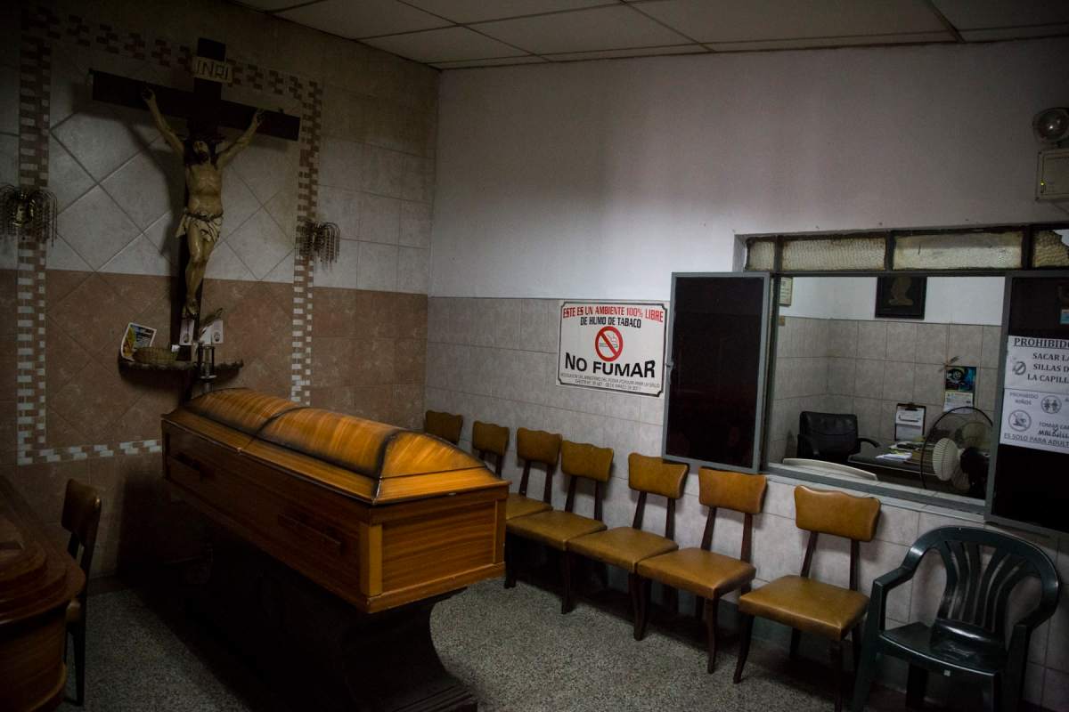 Empeñar la vida, para pagar la muerte | enterrar a sus | la muertefamiliares