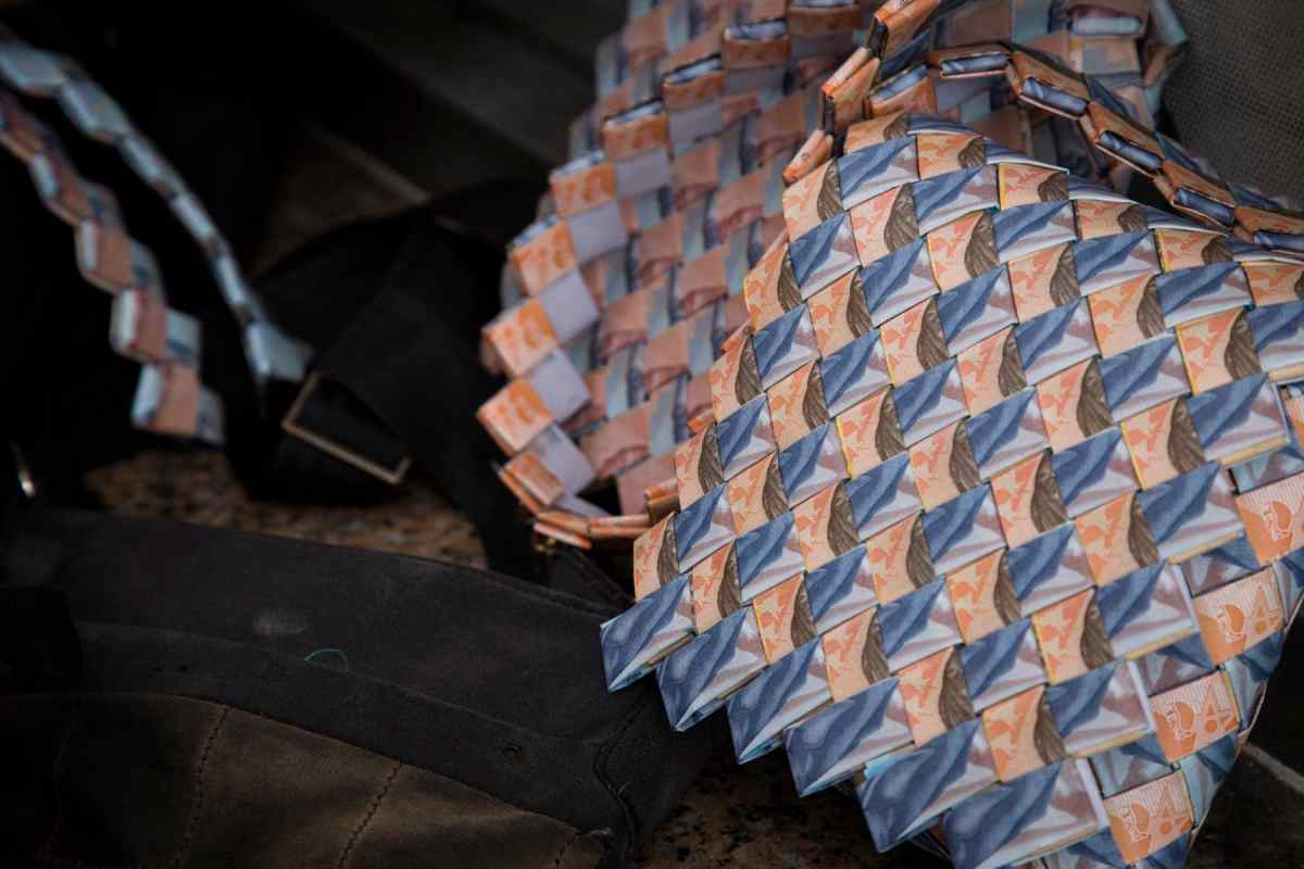 Por su pérdida de valor, los fajos de billetes de Bs. 2, 5 y 10 ahora sirven para hacer carteras
