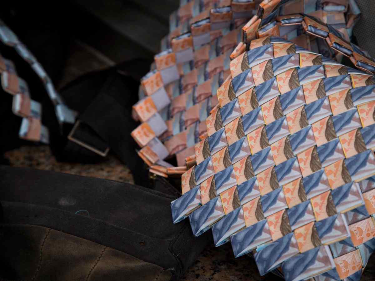 Por su pérdida de valor, los fajos de billetes de Bs. 2, 5 y 10 ahora sirven para hacer carteras