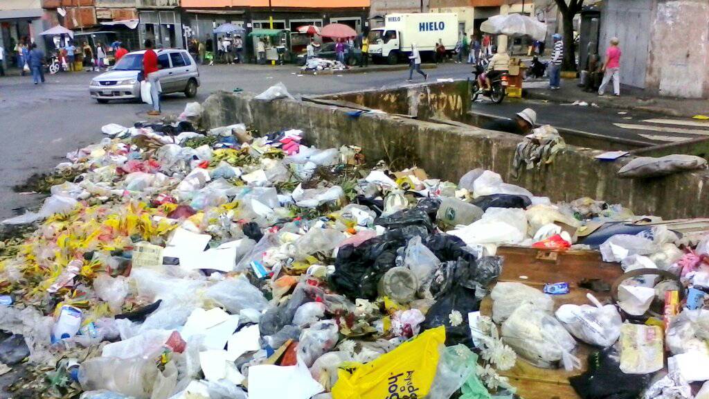 Vecinos riegan basura en la calle en son de protesta (Catia)