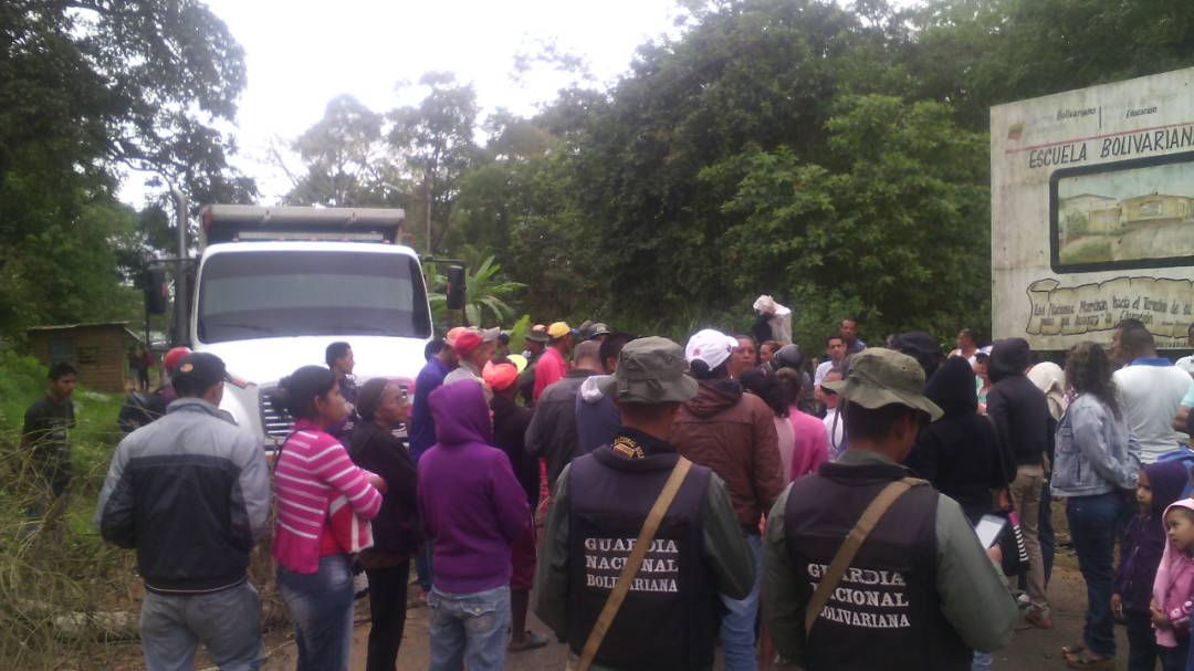 Trancan la Troncal 4 en Falcón en reclamo de agua, comida y medicina