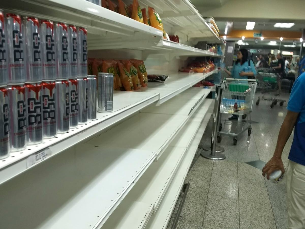 recorrido, supermercados, vacios, anaqueles, escasez.