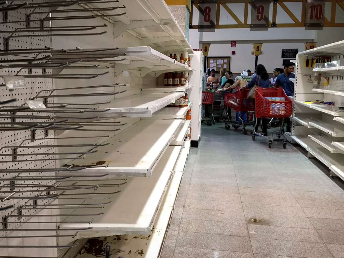 recorrido, supermercados, vacios, anaqueles, escasez.