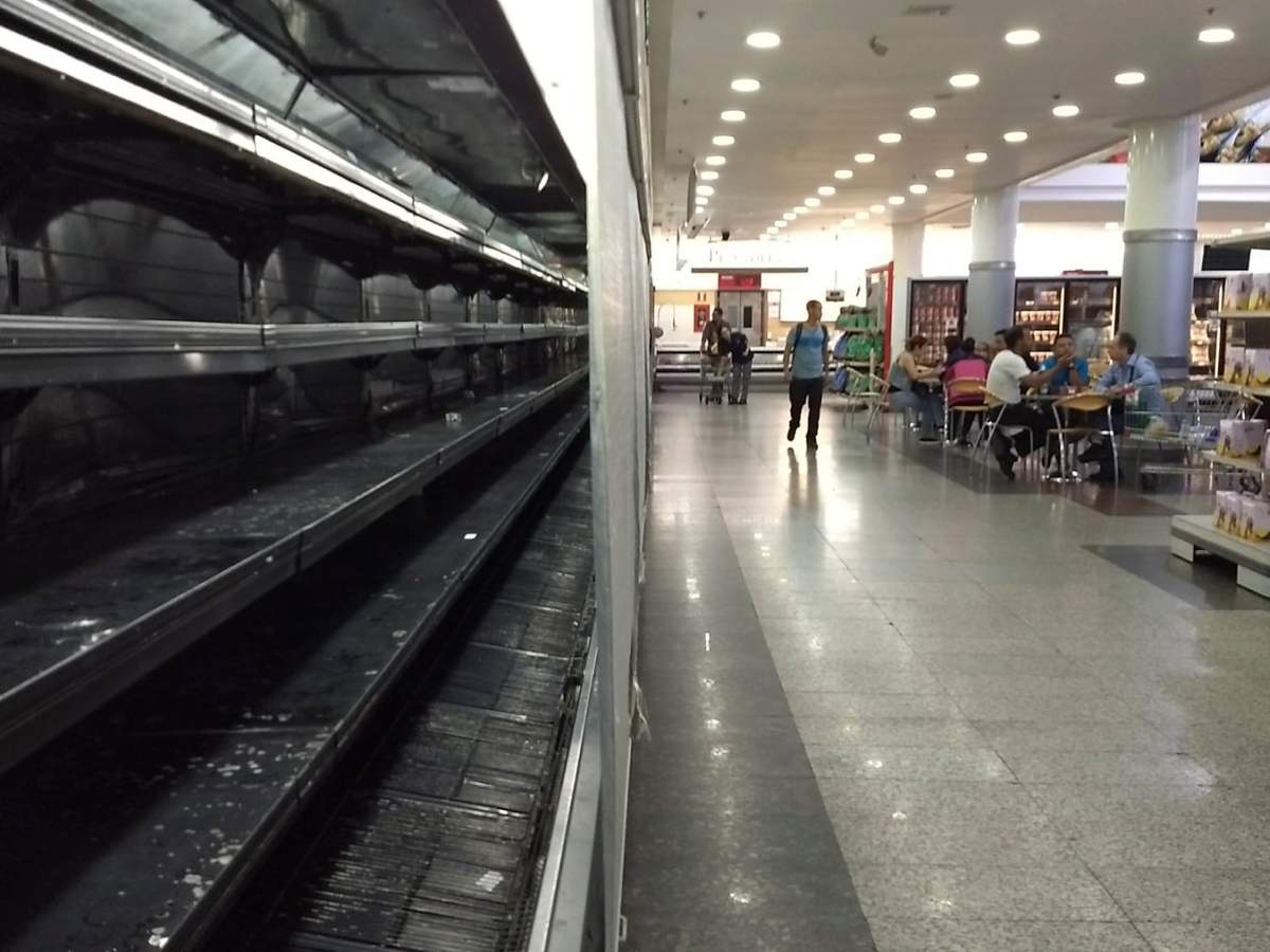 recorrido, supermercados, vacios, anaqueles, escasez.