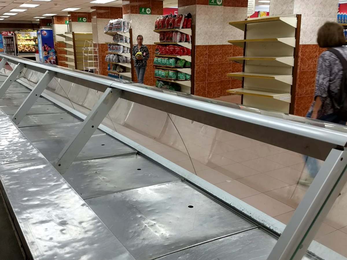 recorrido, supermercados, vacios, anaqueles, escasez.