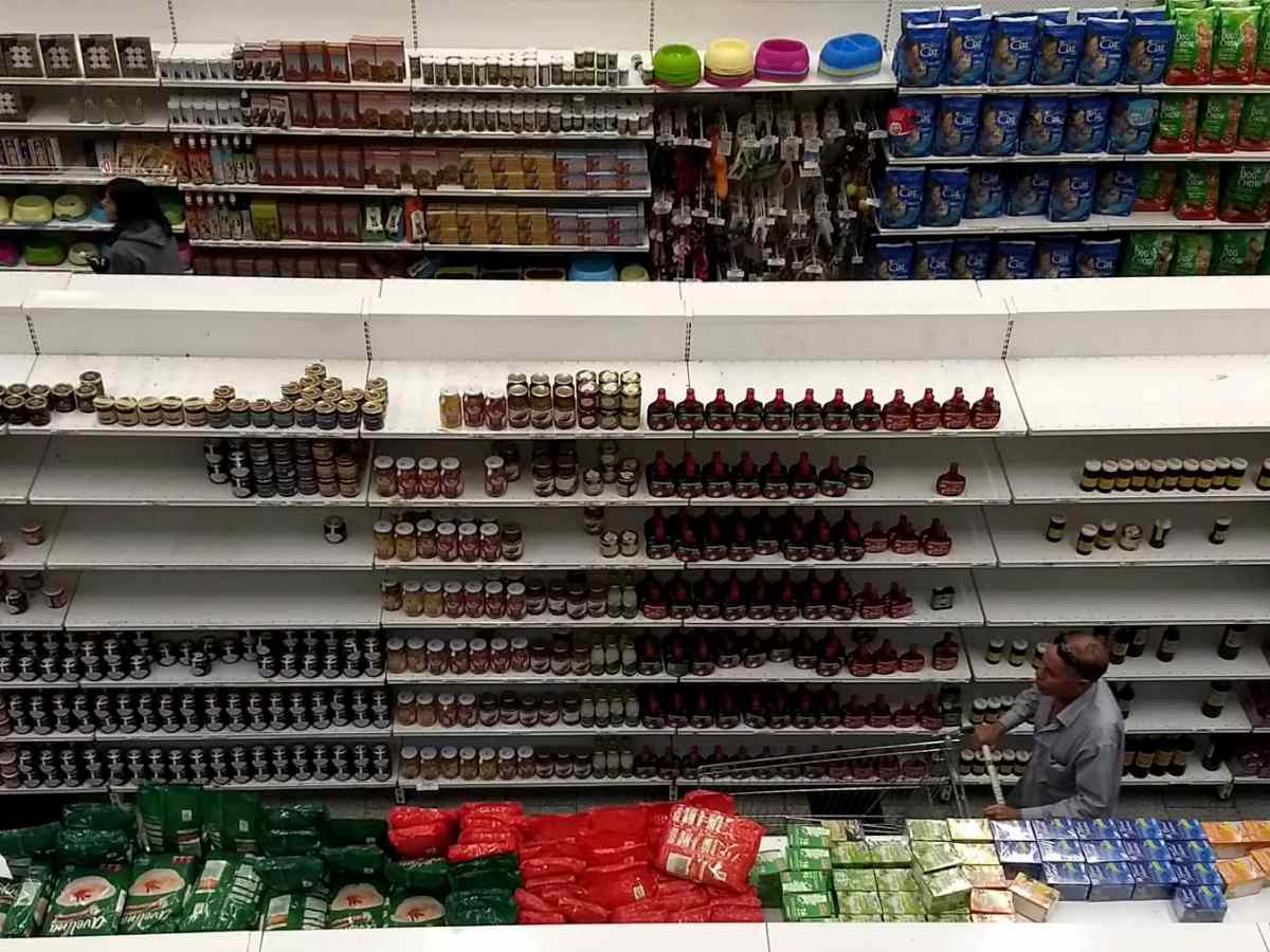 recorrido, supermercados, vacios, anaqueles, escasez.