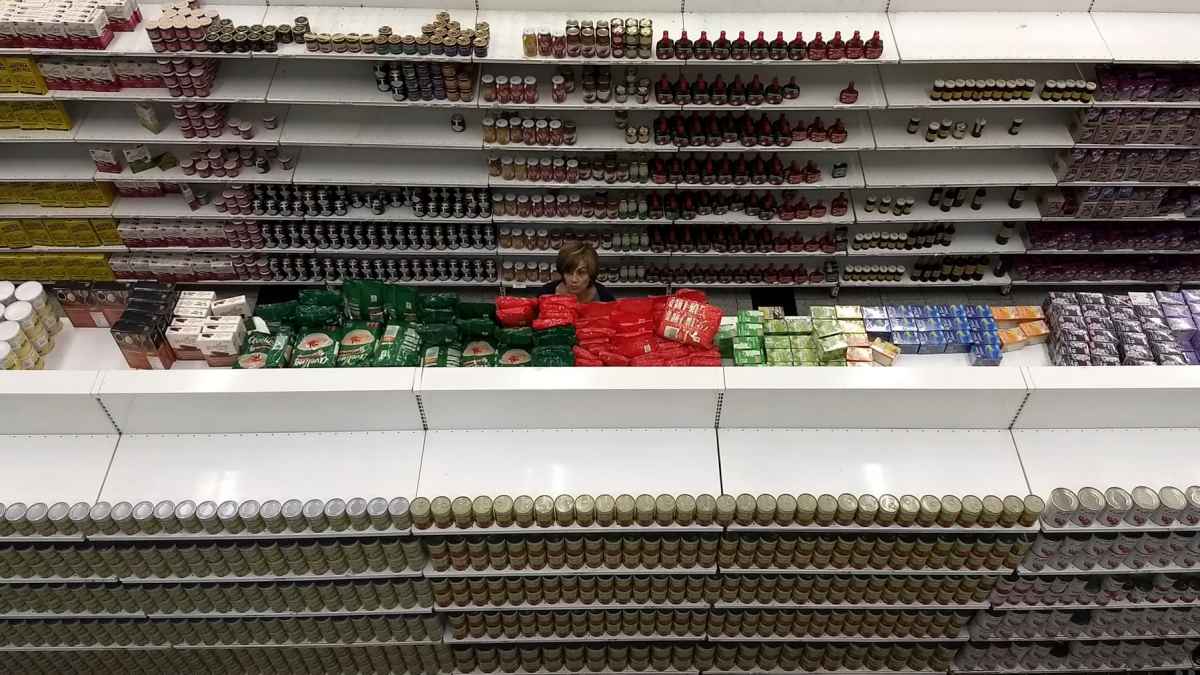 Galería | En los supermercados persiste la crisis de inventarios