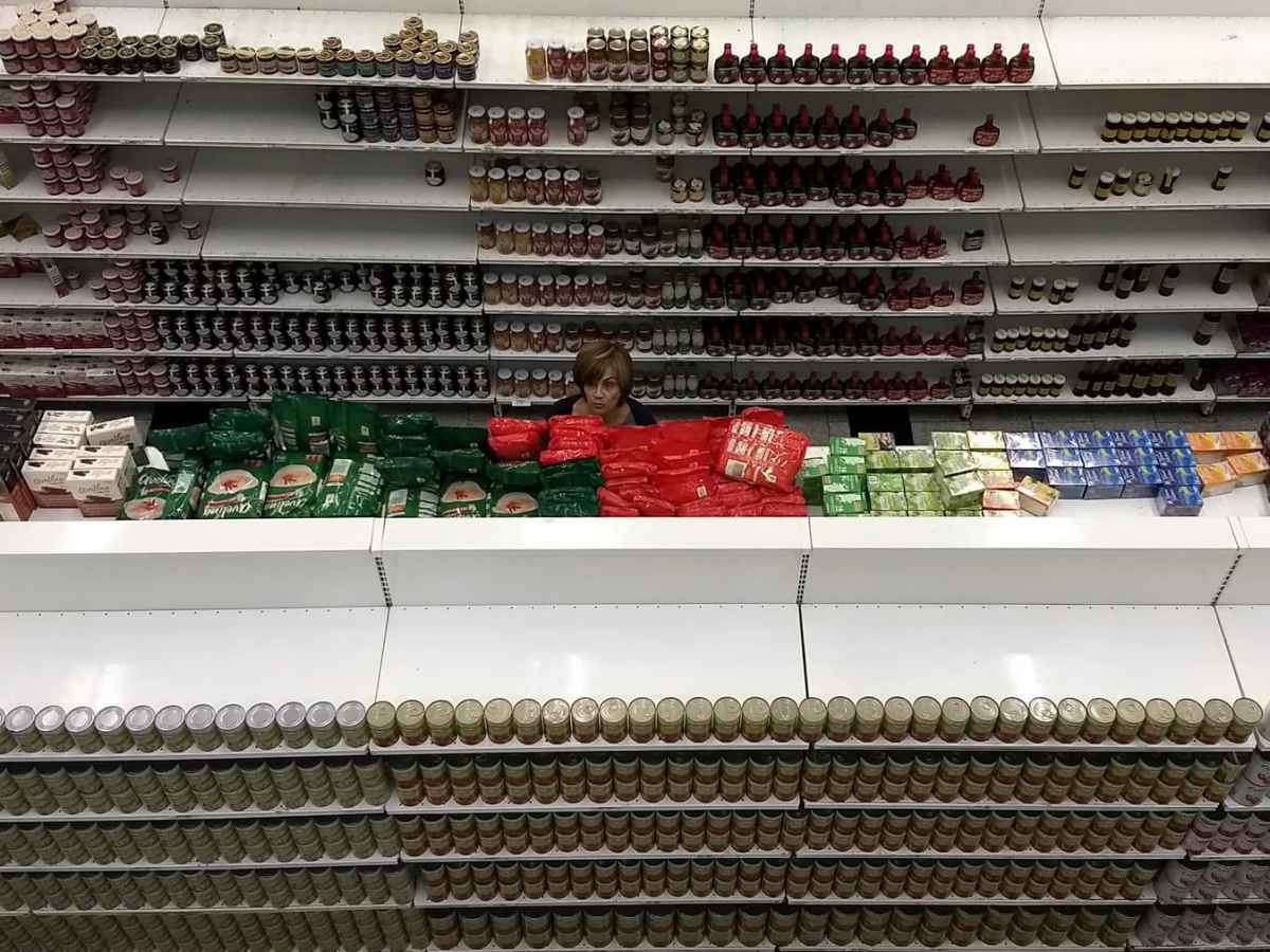 Galería | En los supermercados persiste la crisis de inventarios