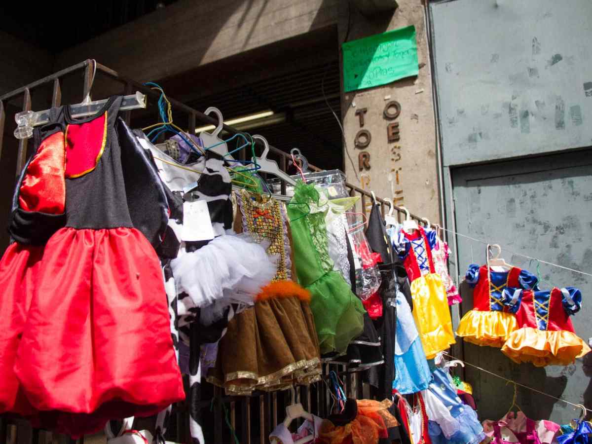 En los comercios la oferta de disfraces es limitada y la demanda es baja