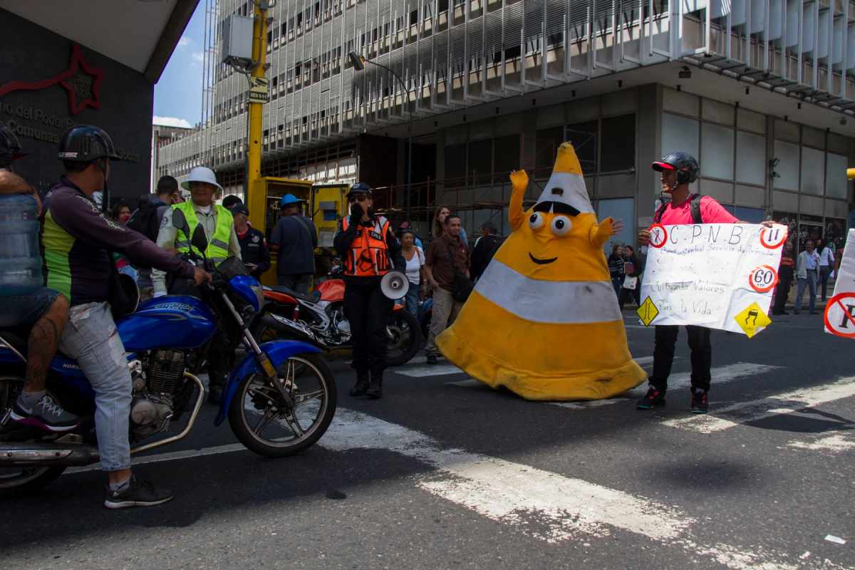División de Educación Vial vistió de "cono gigante" a infractores de tránsito en la avenida Universidad