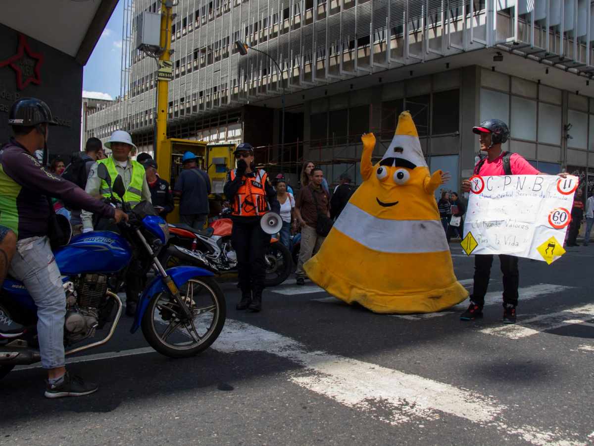 División de Educación Vial vistió de "cono gigante" a infractores de tránsito en la avenida Universidad