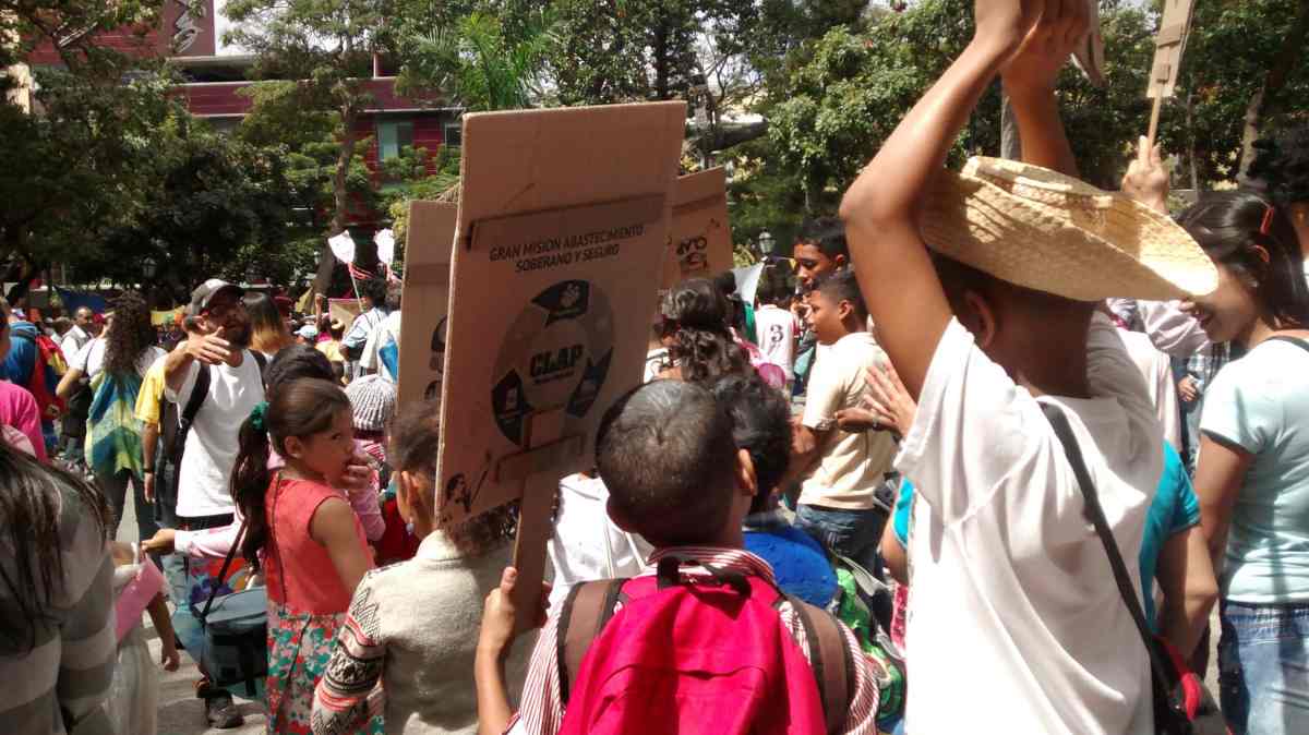 El carnaval de los escolares caraqueños se "disfrazó" de Clap, Misión Vivienda y Canaimitas | precariedad alimentaria