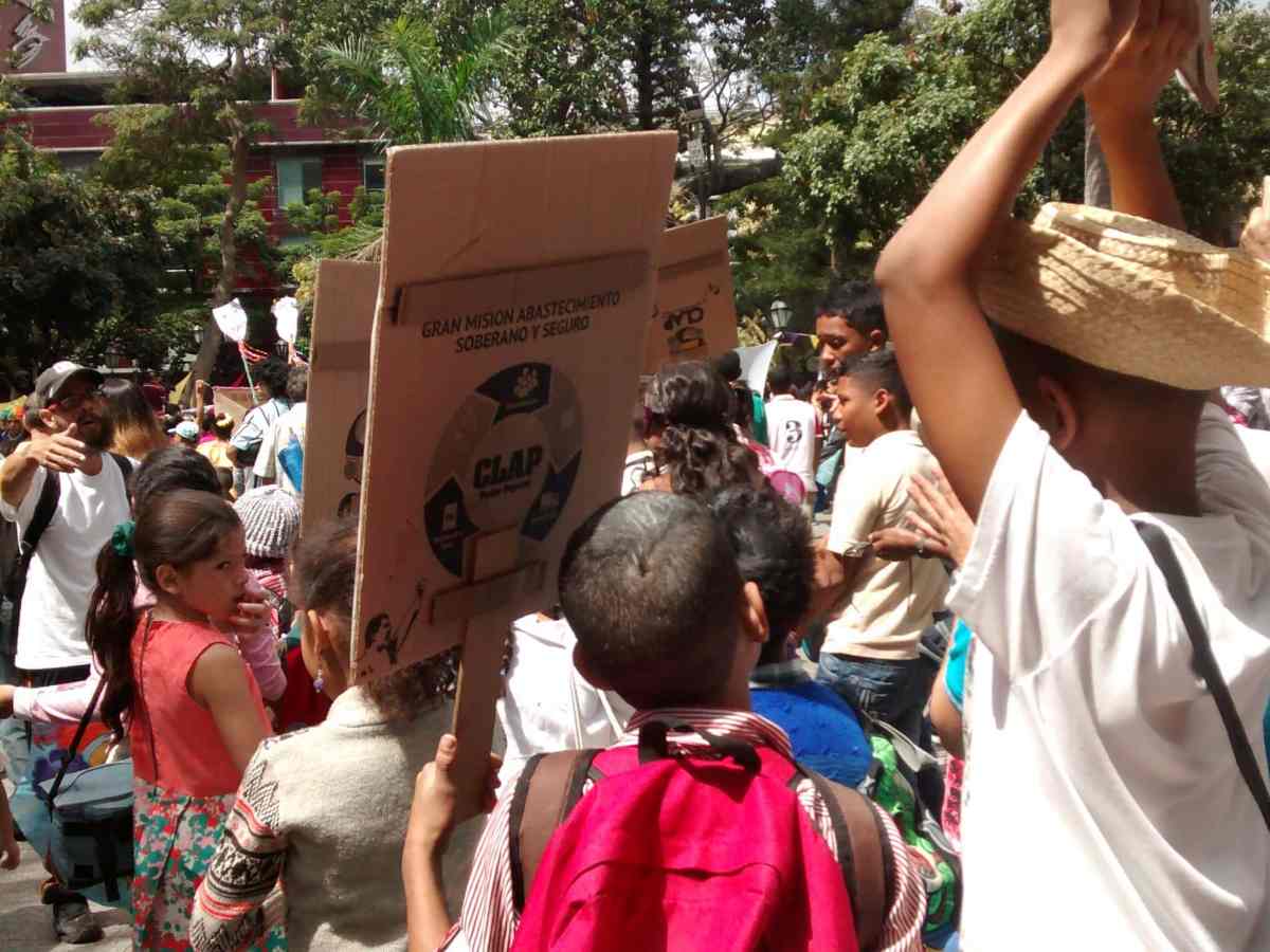 El carnaval de los escolares caraqueños se "disfrazó" de Clap, Misión Vivienda y Canaimitas | precariedad alimentaria