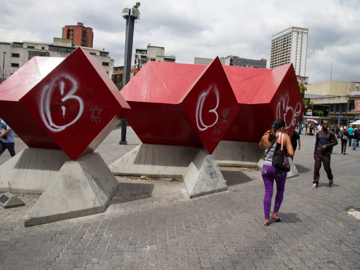 En las obras de arte del Metro de Caracas se mimetizan la destrucción y la falta de mantenimiento