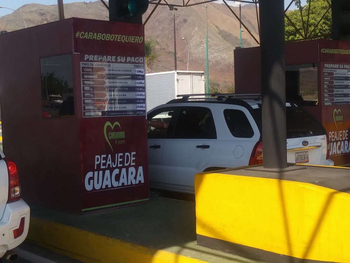 Extensas colas genera el cobro en peajes de Carabobo.