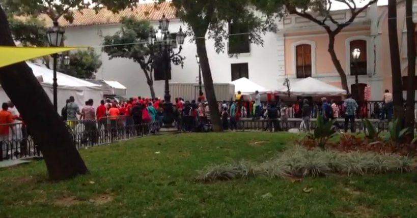 Intentaron asaltar camión en plena plaza Bolívar de Caracas después de que Maduro se fue