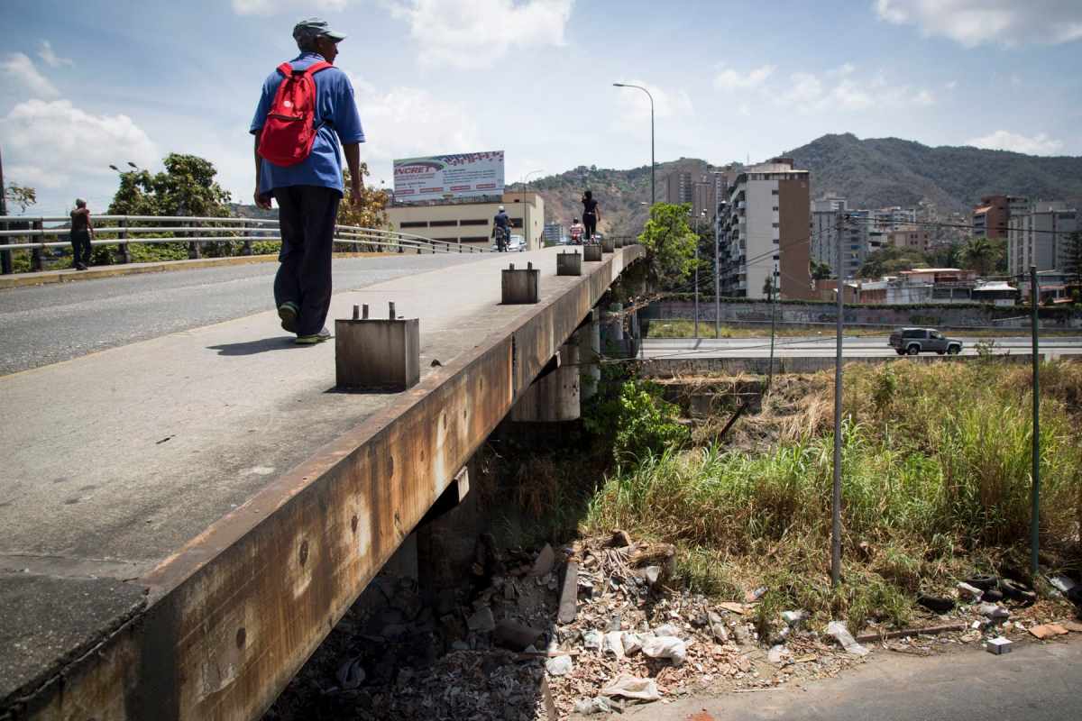 Puentes Santander y 9 de Diciembre en El Paraíso continúan sin barandas metálicas