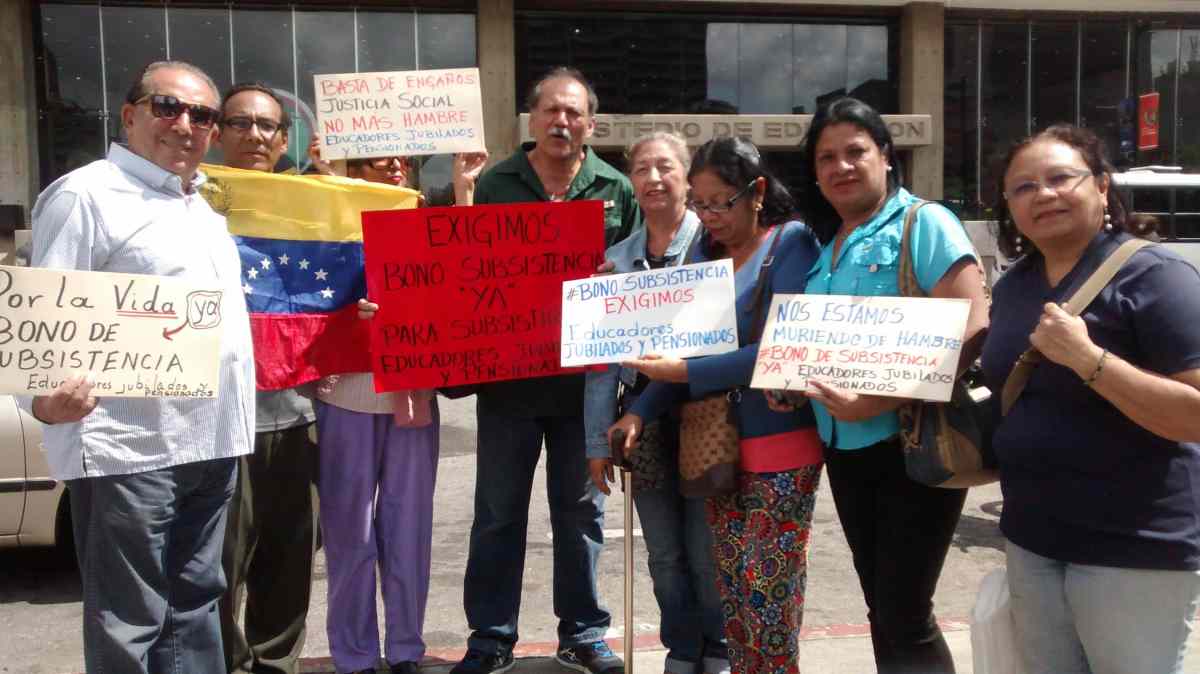 Docentes jubilados acudieron al Ministerio de Educación para exigir un bono de subsistencia
