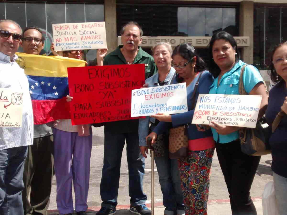 Docentes jubilados acudieron al Ministerio de Educación para exigir un bono de subsistencia